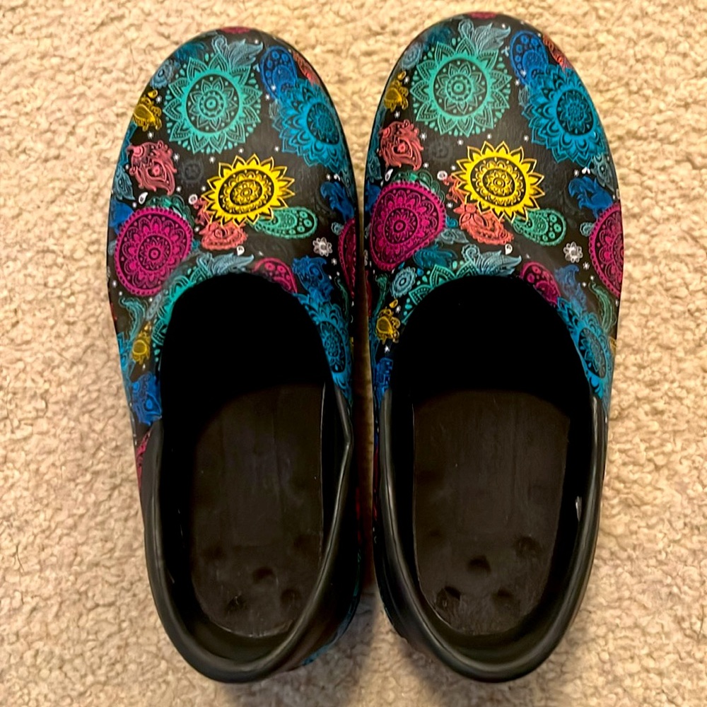 Crocs Clogs - Picture 2 of 6